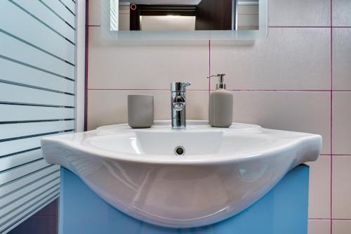 Modern city apartment 5th floor in Kallithea
