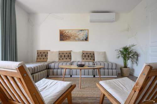 a living room with a couch and a table at Côté Océan Resort in Angoulins-sur-Mer