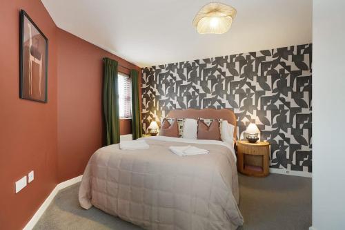 a bedroom with a bed and a black and white wall at Stylish Teesside Home Ideal for Work or Leisure in Stockton-on-Tees