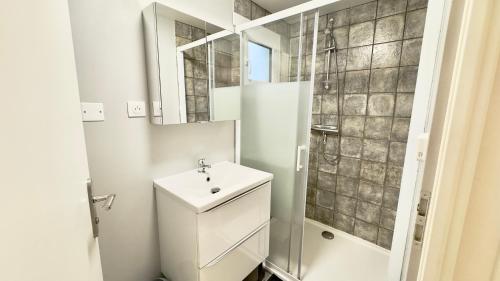 a bathroom with a toilet and a sink and a shower at Maison en colocation, 2 salles de bains & WC, Wifi, Parking, proche CHU & Limoges in Isle