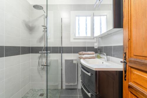 a bathroom with a sink and a shower at Maison proche Vaison la Romaine in Saint-Romain-en-Viennois