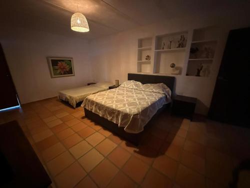 a bedroom with two beds and a chandelier at Finca Las Flores in El Cedro