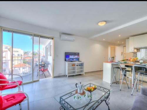 A Stunning Apartment Located In The Centre Of Town