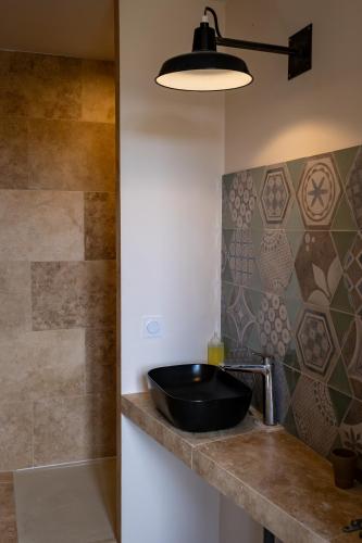 a bathroom with a black sink and a shower at Gite de La Cueille - Chambre double in Ribes