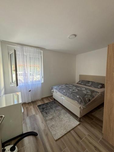 a bedroom with a bed and a window at Apartman Davidovic in Divčibare