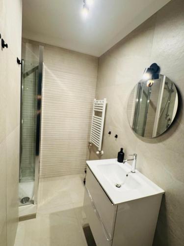 a bathroom with a sink and a shower and a mirror at APARTAMENT MAYA - Julia Vieste in Vieste