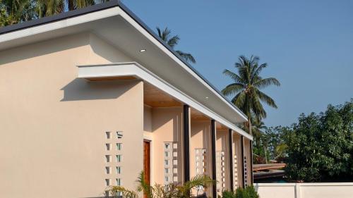 a building with palm trees in the background at ยินดีรีสอร์ท Yindee Resort in Don Sak