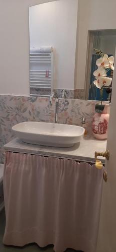 a white sink on a counter in a bathroom at Casa Tulliola in Moneglia