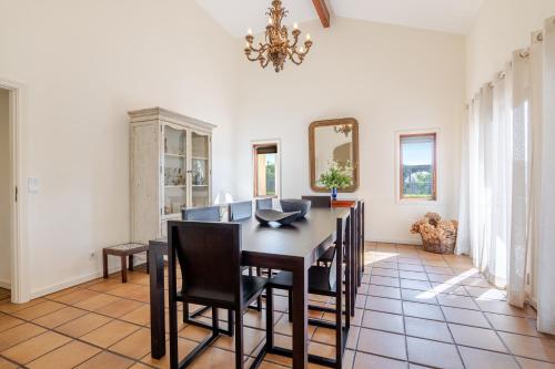 a dining room with a table and chairs at Villa Aqueduto in Póvoa de Varzim