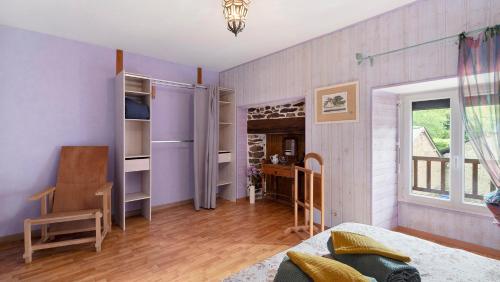 a bedroom with a bed and a desk in a room at Mignonne en lisière de Brocéliande in Mauron