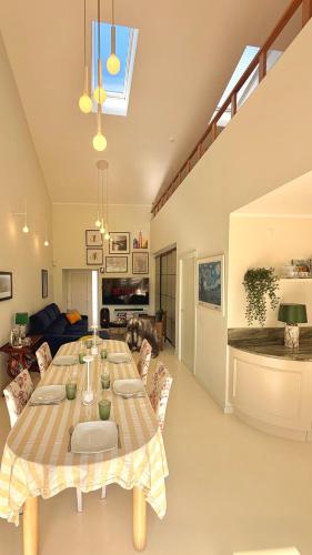 a living room with a table and a couch at Villa familiar com piscina e jacuzzi a 30 min de Lisboa in Torres Vedras