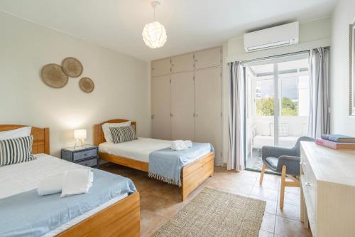 a bedroom with two beds and a window at Centralgarve - Amazing Apt in the Heart of Vilamoura in Vilamoura