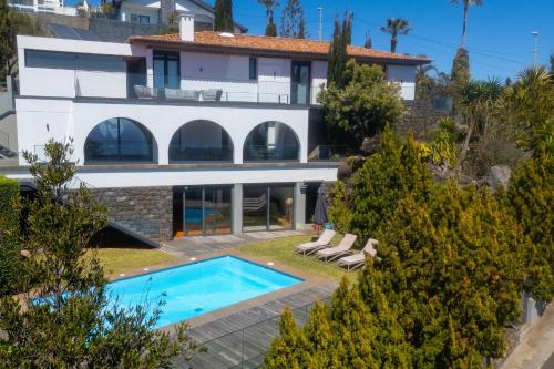 an image of a villa with a swimming pool at Unmei by LovelyStay in Caniço