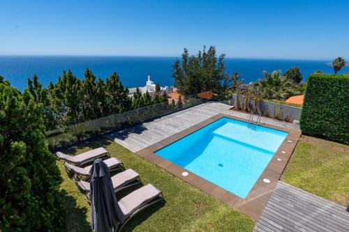 a villa with a swimming pool and the ocean at Unmei by LovelyStay in Caniço