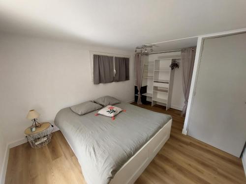 a bedroom with a large bed in a room at Maison 3 chambres avec jardin et piscine à deux pas d'Avignon in Vedène