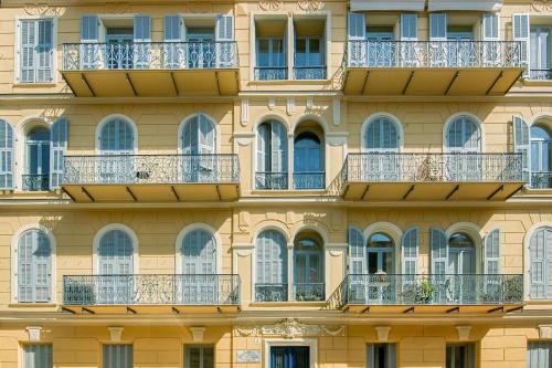 Bright two-room apartment with terrace in Jean-Médecin