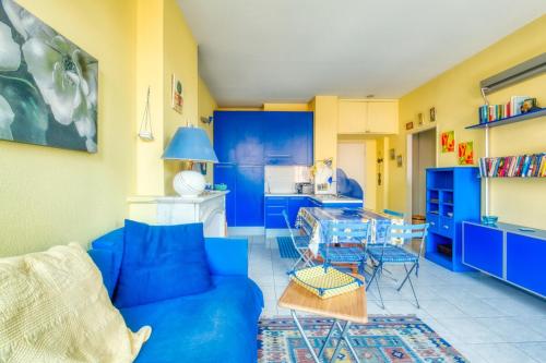Bright two-room apartment with terrace in Jean-Médecin