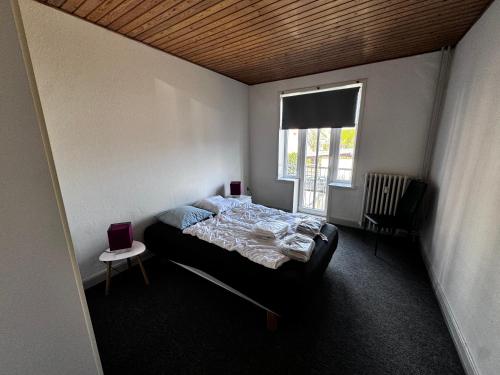 a bedroom with a bed and a window at Id069 Englandsgade 13, 1th in Esbjerg
