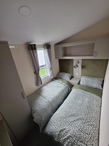 two beds in the back of a small room at 8 Berth Caravan - Blue Dolphin - Filey in Gristhorpe