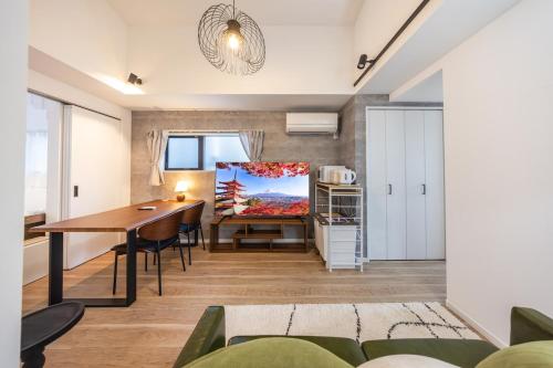 Within walking distance of Nakameguro, 6 mins by Shibuya Train, 7 mins on foot from Yutenji Station, 1 min on foot to a supermarket, Long-term stays, Max 4 people