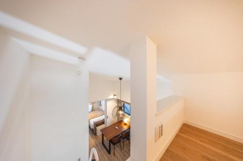 Within walking distance of Nakameguro, 6 mins by Shibuya Train, 7 mins on foot from Yutenji Station, 1 min on foot to a supermarket, Long-term stays, Max 4 people