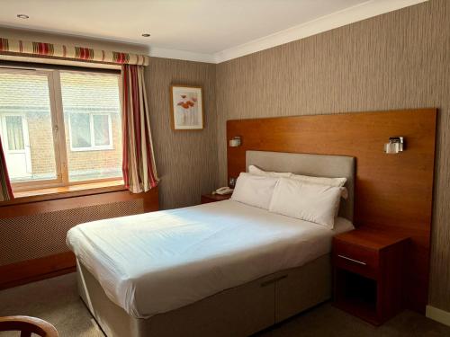 a bedroom with a bed and a window at The Park Hotel in Liverpool
