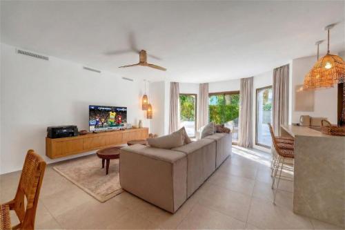 2047 Bright apartment in Golden Beach