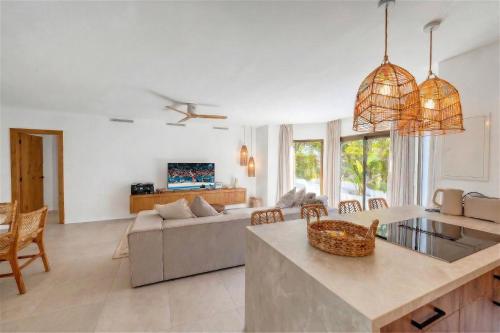 2047 Bright apartment in Golden Beach