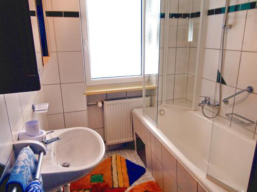 Gaicht的住宿－Klause-Stüberl，浴室配有水槽、淋浴和浴缸。