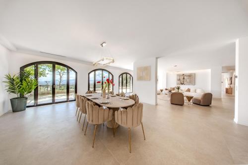 Panoramic-View Villa, 5 En-Suites, Pool, Sleeps 10