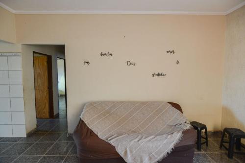 a room with writing on the wall at Casa com Churrasqueira e WiFi em Parque Ribeirao in Ribeirão Preto
