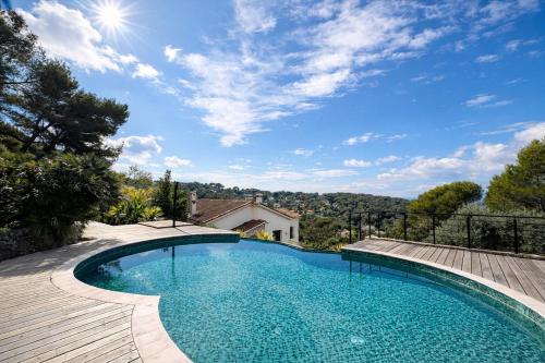 Panoramic-View Villa, 5 En-Suites, Pool, Sleeps 10