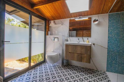 a bathroom with a toilet and a sink at Casa Les Fremeaux in Altea