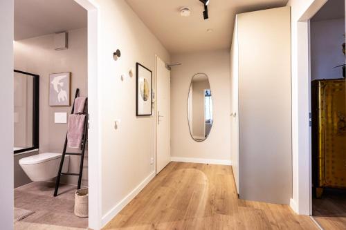 a hallway with a toilet and a mirror at Stylische Penthouse - Maisonette - Wohnung im edlem Design mit Balkon, Dachterrasse und kostenloser Tiefgarage im Herzen von Markkleeberg - Neuseenland in Markkleeberg
