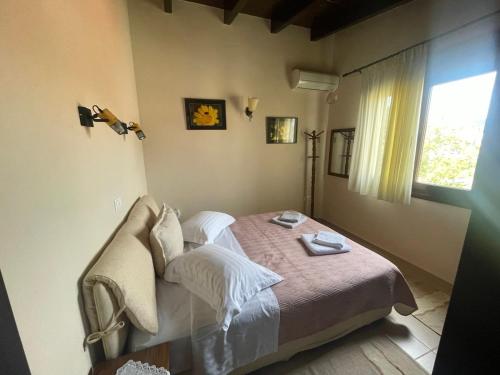 a bedroom with a bed and a window at Casa con Vista in Eretria