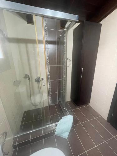 a shower stall with a toilet in a bathroom at Casa con Vista in Eretria
