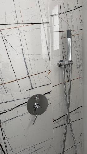 a shower with a shower head in a bathroom at Kevin Island House in Ilhéu de Santa Maria