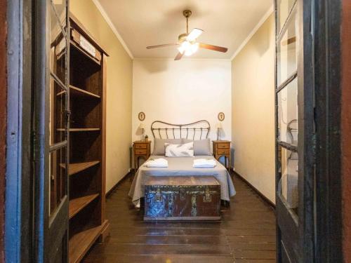 a bedroom with a bed and a ceiling fan at casa montepio in San Antonio de Areco