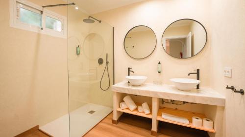 a bathroom with two sinks and a shower at Nura Houses Condor in Playa de Palma