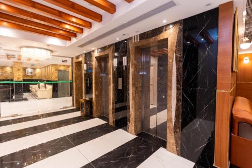 a lobby of a hotel with black and white tiles at فندق برج العالم 2 in Mecca