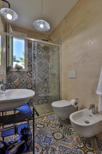 a bathroom with a sink and a toilet and a shower at Villa con piscina Seychelles del Salento in Marina di Pescoluse