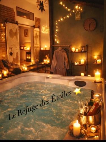 a jacuzzi tub in a room with lights at Le Refuge des Etoiles Gîte et Spa in Zutkerque
