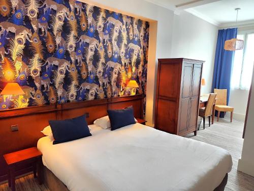 a bedroom with a bed and a wall with a painting at Best Western de Diane in Nevers