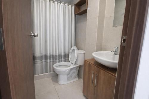 a bathroom with a toilet and a sink at Apartaestudio con parqueadero cerca UPTC y Clínica Los Andes in Tunja