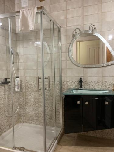 a bathroom with a shower and a sink and a mirror at Casa Regidor2 in Rábano