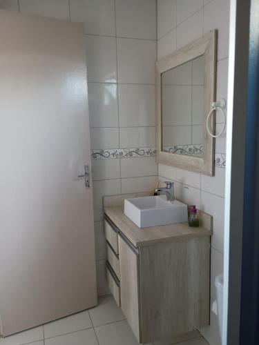 a bathroom with a sink and a mirror at Pousada Landhaus in Urubici
