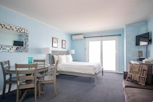 a bedroom with a bed and a table and chairs at The Montauk Soundview in Montauk