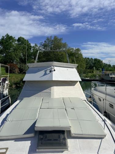 a boat with a ramp on top of the water at Aquareve-location in Valence
