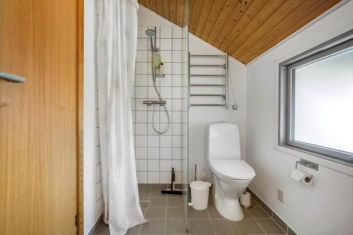 a bathroom with a shower and a toilet and a window at M412-Stubbekobing-Birkehegnet-28 in Stubbekøbing