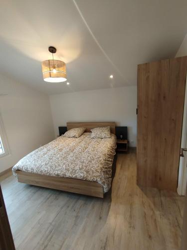 a bedroom with a bed and a wooden floor at Appartement dans la campagne in Le Beausset